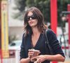 La fille de Cindy Crawford inquiète ses fans. Kaia Gerber, 23 ans, mannequin comme sa mère, a été photographiée lors d'une sortie shopping. Sur les clichés, la jeune femme affiche de longues jambes très fines, tandis que le média Backgris USA titre "Kaia Gerber affiche sa silhouette svelte". Très vite, l'image a été commentée par de nombreux internautes qui n’ont pu s’empêcher de s'indigner et partager leur inquiétude.