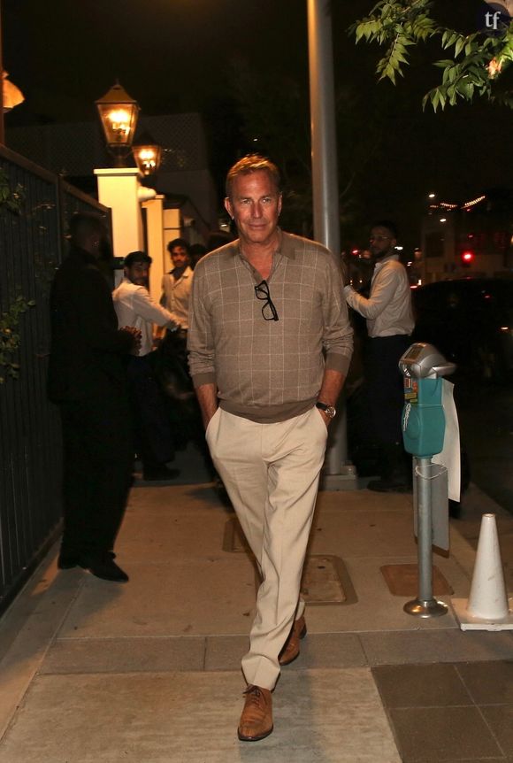 "Selon la plainte déposée devant la Cour supérieure de Californie, les faits se seraient déroulés le 2 mai 2023. Devyn LaBella, doublure cascade principale de l’actrice Ella Hunt (qui incarne Juliette dans les films), affirme avoir été sollicitée pour tourner une scène de viol improvisée, après qu’Ella Hunt aurait refusé d’y participer et quitté le plateau", détaillent encore nos confrères de Allociné. 
West Hollywood, CA  - EXCLUSIVE  - American actor and director Kevin Costner was seen dining at French restaurant Chez Mia in West Hollywood, sporting a smart look in a light brown long-sleeve polo-style sweater and beige tailored pants.



Pictured: Kevin Costner