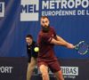 Le voilà qui confesse ainsi : "Je suis pas comme ça dans la vie, c’est que sur un court... Ce n’est pas facile. On est tout seul sur un court de tennis, on a des émotions". Benoit PAIRE est un athlète aux coups de sang continus, hélas connu pour sa violence sur les courts, ses envois de raquettes à terre entre deux set, ses sempiternelles sanctions pour injures et attitude anti-sportive...
