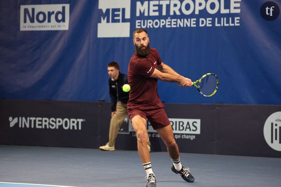 Le voilà qui confesse ainsi : "Je suis pas comme ça dans la vie, c’est que sur un court... Ce n’est pas facile. On est tout seul sur un court de tennis, on a des émotions". Benoit PAIRE est un athlète aux coups de sang continus, hélas connu pour sa violence sur les courts, ses envois de raquettes à terre entre deux set, ses sempiternelles sanctions pour injures et attitude anti-sportive...