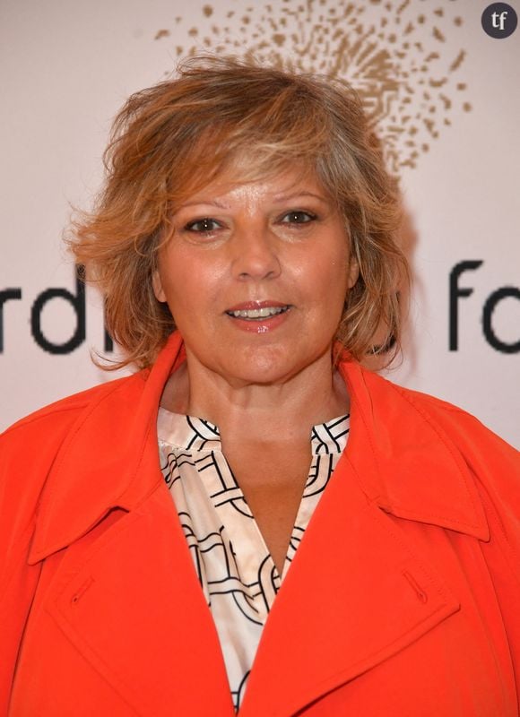 Evoquant ses Mémoires, à retrouver en librairies, Laurence Boccolini ressasse effectivement de douloureux souvenirs concernant ce succès populaire qui a suscité, paradoxalement, une haine à son encontre : "Je me rappellerai toujours un dimanche - ma maison donnait sur la rue. Et les gens, après le gigot du dimanche, faisait un tour et ils montaient sur ma grille..."