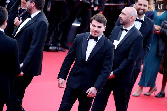 Les internautes s'acharnent sur Iris Mittenaere. L'ancienne Miss France n'échappe pas aux remarques sexistes de ceux qui estiment qu'elle "enchaîne" les relations amoureuses ou la jugent "trop superficielle". "Un mec de plus sur sa liste", commente une internaute sous la publication de Paris Match. "Franchement elle les collectionne", souffle une autre. "La croqueuse d’hommes qui se prend pour le nombril de l’univers et qui incarne la superficialité à l’extrême avec un homme qui incarne exactement des valeurs opposées !", "Un essai de plus, la collectionneuse," lit-on encore.

Certains relèvent le double-standard sexiste qui culpabilise la jeune femme en raison de son nombre d'ex-partenaires. "Est-ce que vous reprocheriez ça à un homme ?", interroge une femme. "Toujours des critiques quand une femme est amoureuse ou a beaucoup d'aventures" !! Mais quand c'est un homme, aucun commentaire malveillant", déplore une autre.