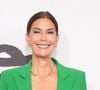 "Un angle est-il plus indulgent ? Plus « beau » ? La façon dont nous définissons la beauté est essentielle — ma perception ? Je choisis d'être reconnaissante pour le temps offert dans chaque ride", a-t-elle ajouté. L'actrice de Demain ne meurt jamais est revenue sur la première fois où elle a révélé son "visage nu" au public en 2010. "Tout le monde m'a dit que j'étais folle, mais 15 ans plus tard, je suis toujours là, et je dis toujours qu'il est normal d'être vraie, précise-t-elle. Teri Hatcher a également inclus des captures d'écran de divers articles de 2010, qui se concentraient sur le visage sans Botox de l'actrice. Sur les photos, on peut la voir plisser le visage dès sa sortie de la douche pour prouver qu'elle a conservé tous ses mouvements.