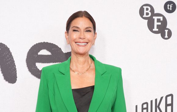 "Un angle est-il plus indulgent ? Plus « beau » ? La façon dont nous définissons la beauté est essentielle — ma perception ? Je choisis d'être reconnaissante pour le temps offert dans chaque ride", a-t-elle ajouté. L'actrice de Demain ne meurt jamais est revenue sur la première fois où elle a révélé son "visage nu" au public en 2010. "Tout le monde m'a dit que j'étais folle, mais 15 ans plus tard, je suis toujours là, et je dis toujours qu'il est normal d'être vraie, précise-t-elle. Teri Hatcher a également inclus des captures d'écran de divers articles de 2010, qui se concentraient sur le visage sans Botox de l'actrice. Sur les photos, on peut la voir plisser le visage dès sa sortie de la douche pour prouver qu'elle a conservé tous ses mouvements.