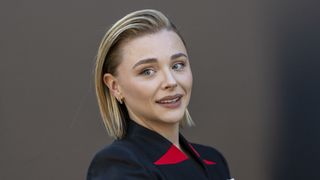 "Bravo les lesbiennes", "hyper glamour" : cette actrice iconique célèbre son mariage avec la femme de sa vie en photos, les fans sont sidérés par cette union "si rare à Hollywood"