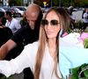 Jennifer Lopez a été aperçue à son arrivée à Varsovie, en Pologne, le 25 juillet 2025, rayonnante et optimiste avant son concert, dans une robe mi-longue plissée blanc cassé associée à des talons bruns à brides, des lunettes de soleil aviateur et une pochette vert foncé. Elle a gracieusement pris le temps de signer des autographes et de prendre des selfies avec ses fans, qui l'ont accueillie avec des bouquets et des cadeaux attentionnés. Photo by SplashNews/ABACAPRESS.COM