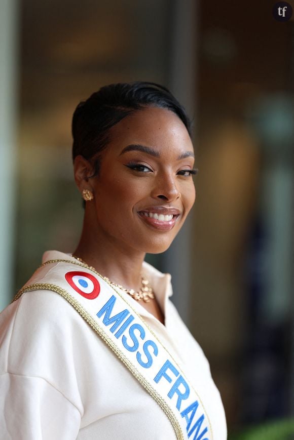 "Je suis et je resterai Miss France toute ma vie (...) Que vous soyez contents ou non cette écharpe m'appartiendra toute ma vie", a-t-elle conclue avec force.