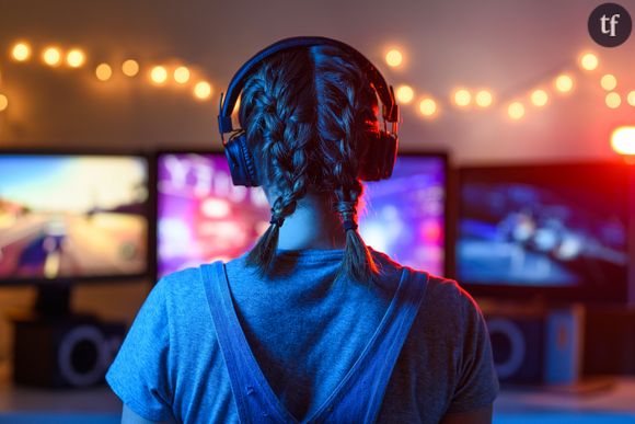 Connaissez-vous le "syndrome Les Sims" ? C’est le fait de considérer qu’il y a des jeux vidéo pour femmes, et des jeux pour mecs. On a enquêté pour vous sur ce sexisme non-assumé qui règne sur le monde des jeux vidéo.