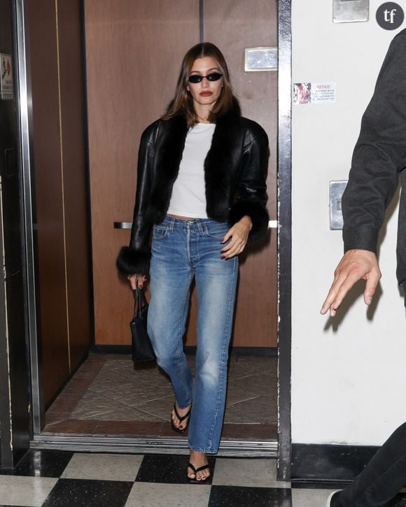 À la une du numéro de mars de Vogue Australia avec non pas une, mais trois couvertures saisissantes, Hailey Bieber a dévoilé son côté audacieux, bien loin de son image lisse et de ses looks habituels aux tons monochromes et sages.