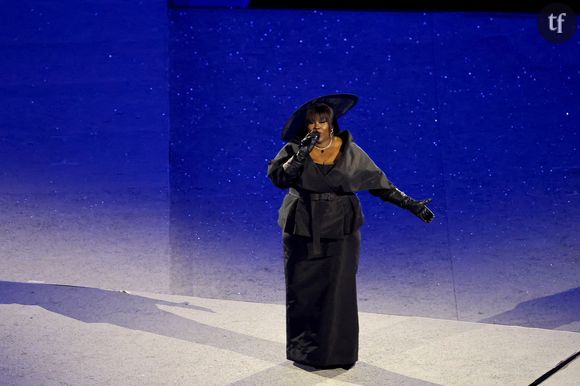 "Après concours de qui mange le plus de boudins", "les pauvres ..sa fait pitié et mal au coeur de voir ça ...", "La foire aux jambonneaux", "ok on s assume mais on essaie d avoir du goût pour la tenue", "un duo de poids", lit-on à propos de Yseult et Nelly Furtado.

Elles déferlent les insultes à l'encontre de ces deux divas.