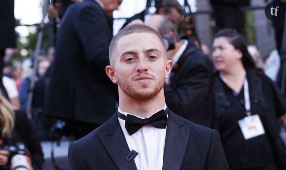 Michou s'explique sur sa relation avec Lola Dumesnil

Dans une vidéo mise en ligne le 10 août sur sa chaîne YouTube, Michou recevait son ami et collègue créateur Nico_là dans le cadre de son format Le jeu de la confiance. Le principe étant de jouer la transparence, Nico_là a eu accès aux messages privés Instagram du YouTubeur et a découvert un échange avec Lola Dumesnil, ex-compagne du nageur Florent Manaudou. En mai dernier, lors d'une soirée du festival de Cannes, Michou et Lola Dumesnil avaient été aperçus proches, donnant lieu à bon nombre de rumeurs de couple. Michou a clarifié la situation. "En vrai de vrai, je vais dire la vérité. Je lui ai parlé, il y a eu le fameux soir où on s'est vu à Cannes, donc forcément, on s'est parlé par messages, parce que la rencontre faisait du bruit de fou", a-t-il confié. Une mise au point de la part du youtubeur qui a ensuite avoué continuer à discuter avec la jeune femme, sans pour autant officialiser une quelconque relation amoureuse avec elle. "Depuis notre rencontre, on s'envoie un message de temps en temps" a-t-il ajouté.