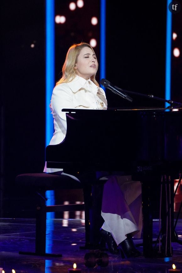 Tel que l’énonce l’autrice, journaliste et essayiste Alice Coffin, à qui l’on doit le manifeste Le Génie Lesbien, dire le mot “lesbienne” c’est déjà politique. Cela revient à affirmer une identité et la culture qui va avec. Car ce n’est pas un gros mot et non, ce n’est pas indiscret : souvent, ceux qui souhaitent ignorer ce terme se désintéressent autant de la cause lesbienne que des enjeux féministes. Dire le mot “lesbienne” c’est accepter leurs combats et leur présence. 

Alors on le redit : Bravo les lesbiennes. Encore.