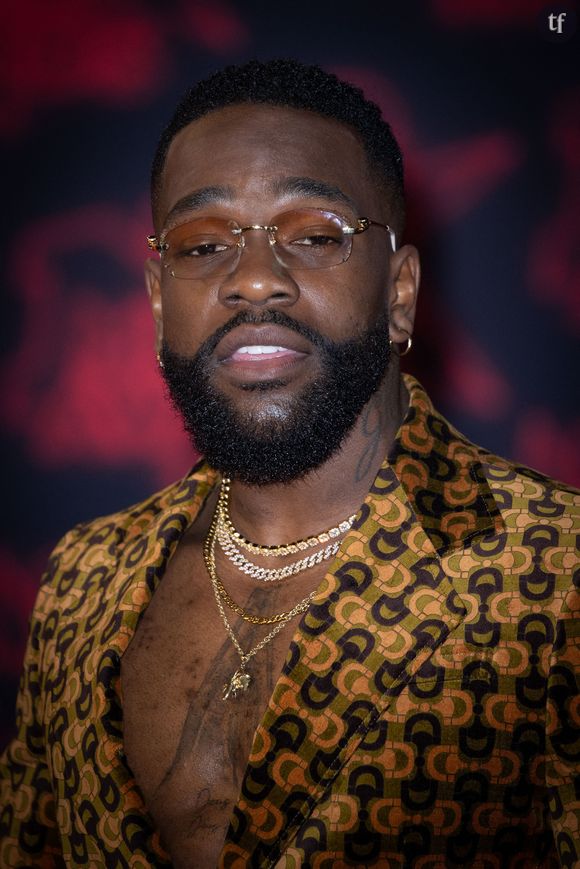 Lorsqu'il a interprété son titre "Dodo", l'une des danseuses qui l'accompagnaient était agenouillée au devant la scène, en jupe et soutien-gorge. C'est alors qu'elle a brandi une culotte rouge de sa jupe, faisant mine qu'elle venait de retirer la sienne, avant de la remettre au chanteur.