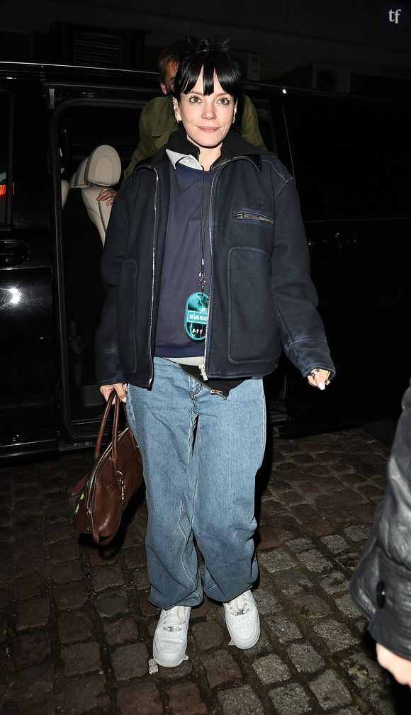 Lily Allen y pose nue, dévoilant ses seins, à l'instar de toute une scène britannique d'artistes engagées. Telles que les punkettes des années 70, les militantes, et de l'autre côté de la scène musicale, les Américaines du mouvement riot grrrl, Kathleen Hanna (Bikini Kill) en premier lieu.