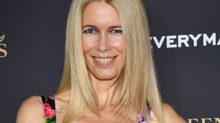 "Sublime", "Toujours aussi belle" : Claudia Schiffer "sidérante" en maillot de bain à 55 ans sur ces photos qui bousculent le jeunisme de la mode