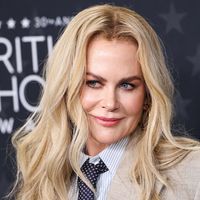 "C'est une reine", "elle est à tomber par terre" : Nicole Kidman célébrée pour son look audacieux