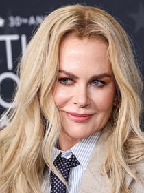 "C'est une reine", "elle est à tomber par terre" : Nicole Kidman célébrée pour son look audacieux