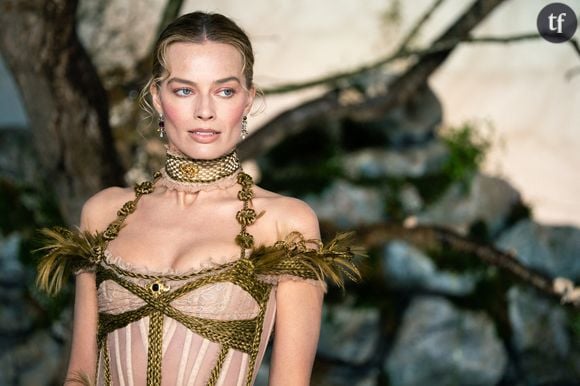 Margot Robbie et Charli XCX ont accordé une interview croisée à l'émission Goat Talk du magazine Complex.