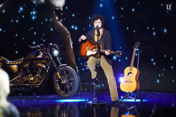 Adrien Gallo est connu comme l'ex leader du groupe de rock BB Brunes, une pierre fondamentale dans notre culture ado des années 2000 - si si. Mais réécouter aujourd'hui leur premier album est compliqué. Culture du viol, misogynie, "meufs faciles et forcément consentantes", slut shaming. Le chanteur s'exprime sans filtre sur ses chansons près de 20 ans après. Hyper problématiques.