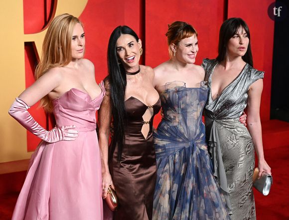 Ce qui frappe dans cette robe de gala très classieuse mais détonnante, c'est ce rouge fiévreux. Un rouge sanguin en vérité, vénéneux, voire carrément... Gore. Demi Moore expliuqe effectivement que c'est un clin d'oeil aux effusions de sang du film où elle excelle, The Substance. Et à l'amour de Coralie Fargeat pour l'horreur bien sanguine...