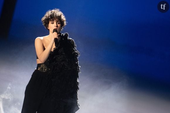 Cette grande chanteuse française dénonce les attaques sexistes subies en réaction à ses tenues portées sur scène lors de ses concerts.