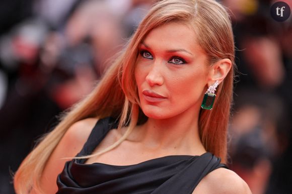 Bella Hadid invoque une autre icône de la mode avec ce style flamboyant qui n'a laissé personne indifférent sur le tapis rouge. Un clin d'oeil à une mannequin au coeur d'un film culte des années 90...