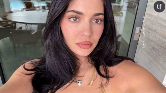 La créatrice de Kylie Cosmetics et la chanteuse apparaissent assorties dans des bikini noirs, leur peignoir blanc grand ouvert.