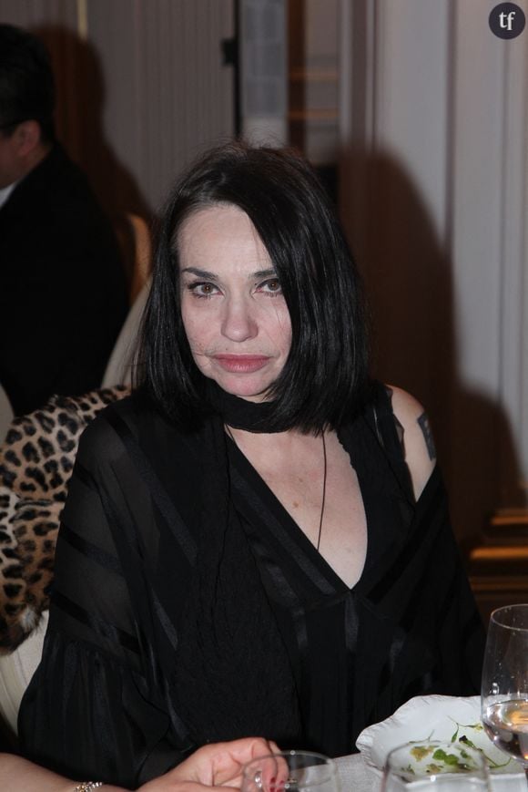 Et dans ce documentaire émaillé de témoignages éloquents, une voix s’articule comme aucune autre, celle, toujours aussi irrévérencieuse et furieusement punk, de Béatrice Dalle, l’impertinente et éternelle rebelle du cinéma hexagonal. L’icône de 37,2 n’a pas assagi sa prose depuis l’ère Beineix.