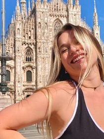 “Les seins qui tombent” : cette influenceuse rétorque aux critiques des machos sur les "femmes à forte poitrine" et c’est jubilatoire