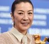 Michelle Yeoh incarne bien malgré elle un écart d’âge, et surtout un gender gap, un écart genré, qui fait système. Surtout à Hollywood, pas la sphère la plus progressiste et “woke”.

A savoir, cette différence qui se compte volontiers en décennies. Hormis Keanu Reeves, rares sont les personnalités mondialement connues de ce côté-ci de l’océan qui “acceptent” de se mettre en couple avec une compagne de leur âge, ou plus âgée. C’est aussi rare qu’une citation de Simone de Beauvoir dans une émission de CNews.