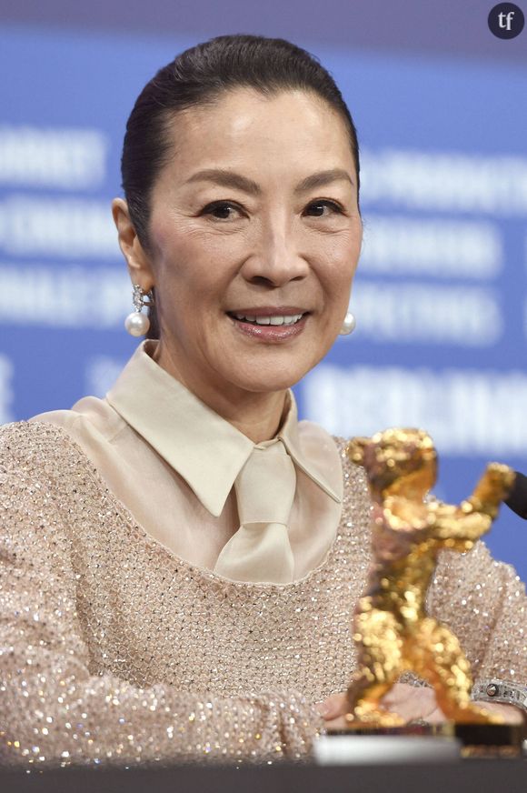 Michelle Yeoh incarne bien malgré elle un écart d’âge, et surtout un gender gap, un écart genré, qui fait système. Surtout à Hollywood, pas la sphère la plus progressiste et “woke”.

A savoir, cette différence qui se compte volontiers en décennies. Hormis Keanu Reeves, rares sont les personnalités mondialement connues de ce côté-ci de l’océan qui “acceptent” de se mettre en couple avec une compagne de leur âge, ou plus âgée. C’est aussi rare qu’une citation de Simone de Beauvoir dans une émission de CNews.