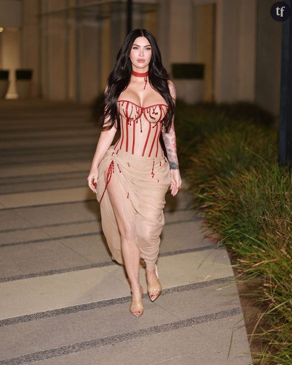 "C'est une Kardashian", "Pas naturel", "On ne la reconnaît pas", "C'est qui ?", maugréent quelques voix chagrines. Pas de quoi calmer les fans qui soutiennent à l'inverse le charisme insolent de la mère de famille. A raison : entre Carrie et une vampire assoiffée, Megan Fox étonne sur les images à retrouver ci-dessous.