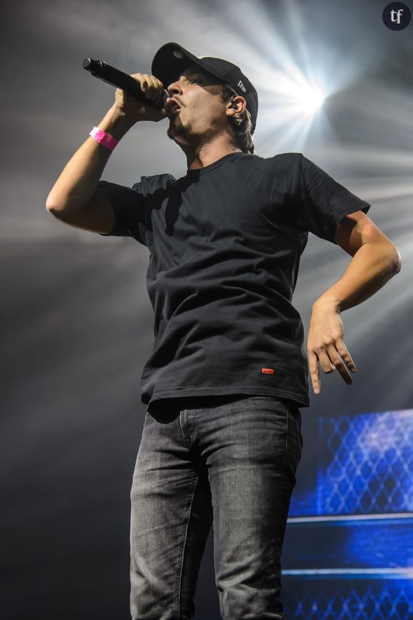 Une information judiciaire vient d'être ouverte contre le rappeur Nekfeu, accusé de viols et violences par son ex-femme. Nekfeu avait été placé en garde à vue pour « viol » et  « agressions sexuelles » le 29 septembre dernier, dans le XVe arrondissement de Paris, suite à de lourdes accusations de son ex compagne, et mère de son enfant, et surtout, suite à la réouverture de ce dossier, qui incluerait aujourd'hui de nouveaux éléments accablants pour l'artiste.