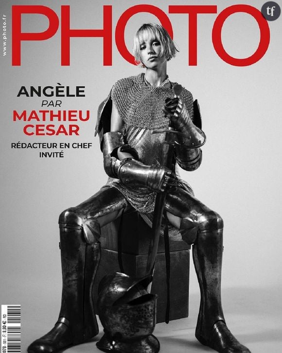 C'est en Une du magazine spécialisé et fashion PHOTO que la chanteuse Belge s'érige dans la peau de la Martyre, sous le regard précis du photographe Mathieu César.&nbsp;