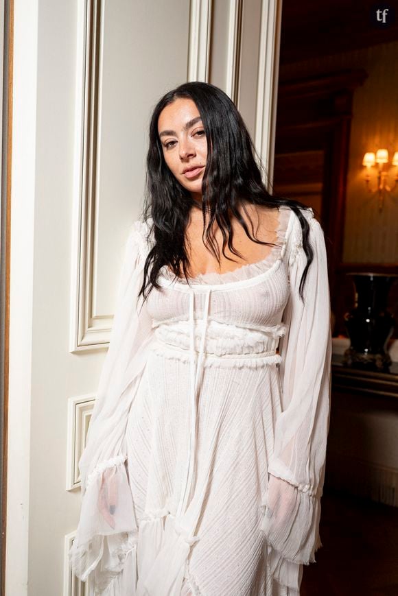 Au fil des photos qu'elle révèle dans le carrousel ci-bas, la chanteuse Charli XCX pose seins nus et en culotte, comme une punkette. Stylé.