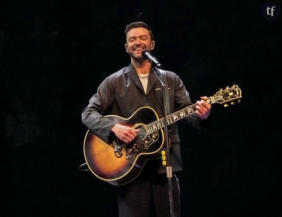 Lors de son concert à Nashville, au Texas, il est apparu sur une plateforme penchée, harnaché et suspendu au plafond. Le problème, c'est que le baudrier qui le sécurise lui serre beaucoup l'entrejambe.