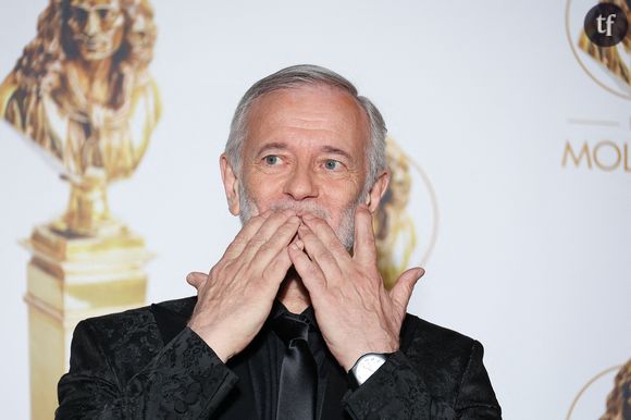 L'acteur raconte qu'il était alors dans sa chambre, seul dans la maison de campagne de sa grand-mère à la Varenne Saint-Hillaire, lorsqu'un homme s'est glissé dans son lit et l'a violé avec un couteau sous la gorge.