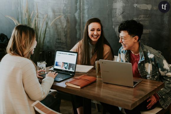 Quand on s’attarde vraiment sur le problème, on comprend que les perfectionnistes le deviennent en grande partie car elles doivent surmonter des obstacles très concrets : s’adapter à un monde du travail qui n’a jamais vraiment mis en sourdine son culte de la productivité et de la performance, régler quelques problèmes personnels (manque de confiance en soi et peur de l’échec), le tout dans une société marquée par les inégalités salariales, le plafond de verre et les disparités. 

Et encore, on ne parle pas de la falaise de verre : ce phénomène par lequel les leadeuses se retrouvent comme par magie aux plus hauts postes… Une fois que l’entreprise en question est en déclin. Difficile alors d’évoquer les “bouchées doubles” dont elles témoignent sans rappeler le contexte difficile où éclot ce besoin de faire mieux, quitte à faire trop.