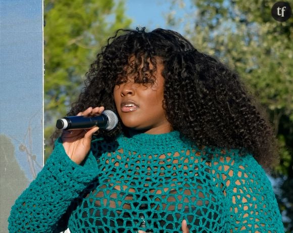 A savoir ? Le fait qu’elle n’ait pas été nommée directement dans un tweet partageant sa performance musicale pourtant très remarquée. La chanteuse voit là, moins une maladresse ou un oubli qu’une mise en lumière des inégalités dont sont victimes bien des femmes au quotidien : les femmes noires plus précisément, dont elle fustige l’exclusion et “l’effacement”. De l’industrie musicale ? Plutôt de l’Histoire tout court, qu’importe le milieu en vérité.