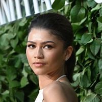 Cette star de la musique fait polémique en étranglant la statue de cire de Zendaya