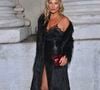 Mais revenons-en à nos moutons ou plutôt à nos models : Kate Moss accompagnait donc Virginie Efira et Suki Waterhouse (madame Robert Pattinson mais surtout, une chanteuse de très grand talent), sur le red carpet du prestigieux gala, avec sur les épaules, un look hyper tendance : entièrement de noir vêtue, Kate s'est affichée avec des oripeaux légers façon dentelle, prenant la forme d'une nuisette - en partie. Sexy et élégant, mais surtout intensément actuel.