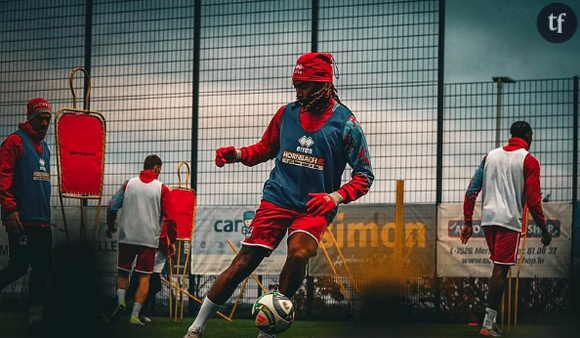 "Il mérite une seconde chance" : Condamné pour violences conjugales, ce footballeur intègre l'équipe de foot nationale, et ça scandalise