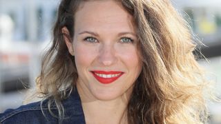 Sexualisée par des porcs à 19 ans en direct à la télé : Lorie commente une vieille interview scandaleusement misogyne