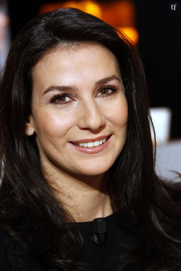 Marie Drucker privilégie l'introspection du côté de ELLE et affirme avec délicatesse : "J’aime toutes les femmes que j’ai été. La jeune femme de 20 ans, 30 ans, 40 ans. J’aime la femme que je suis aujourd’hui".