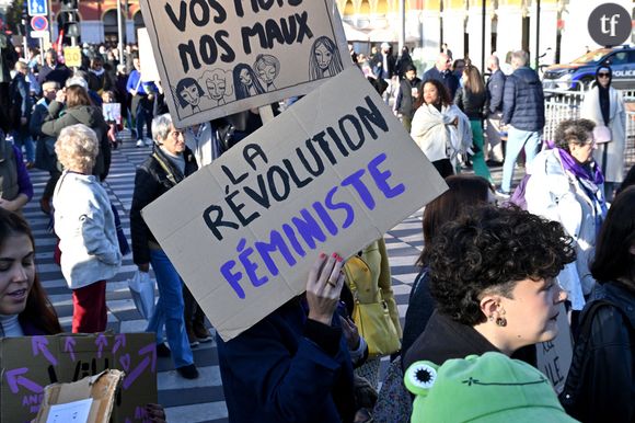 «La plateforme de revente de vêtements est aussi le terrain de chasse des pervers», résume à l'unisson France Info, qui rapporte que Vinted affirme appliquer une politique de «tolérance zéro à l’égard des communications non désirées et sexuellement explicites»", étaye encore Slate dans sa vidéo récapitulative.