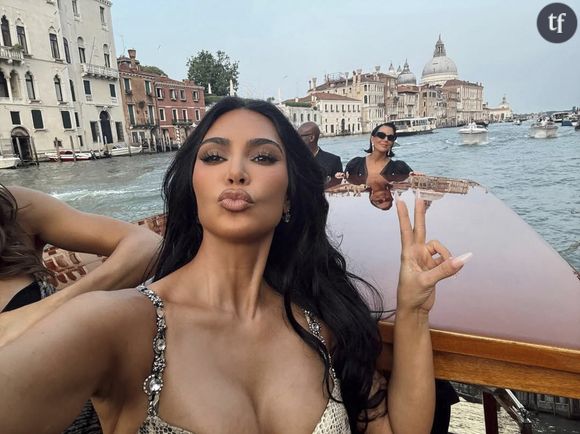 "Notre toute première innovation pour le visage, fabriquée à partir d'un tissu sculptant exclusif et imprégnée de fils de collagène pour un soutien ultra-doux de la mâchoire", explique la marque.