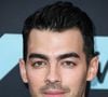 Joe Jonas en mode RuPaul ? Le leader des Jonas Brothers a cassé Internet l'espace d'une vidéo TikTok virale où il se grime en femme. Coiffé d’une perruque à frange, le visage auréolé de makeup, une robe noire en satin sur les épaules.