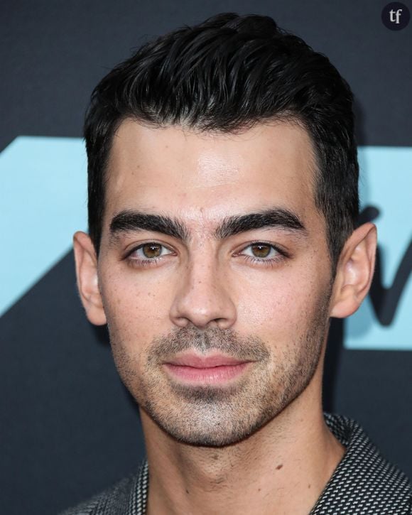 Joe Jonas en mode RuPaul ? Le leader des Jonas Brothers a cassé Internet l'espace d'une vidéo TikTok virale où il se grime en femme. Coiffé d’une perruque à frange, le visage auréolé de makeup, une robe noire en satin sur les épaules.