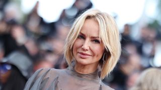 "C'est Sharon Stone la meuf", "Trop masculin" : Adriana Karembeu change de style du tout au tout mais les internautes sont divisés