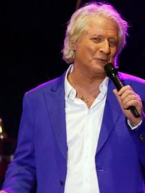 "Je m'en fiche" : après la fellation mimée de Patrick Sébastien sur scène, un festival annule sa venue